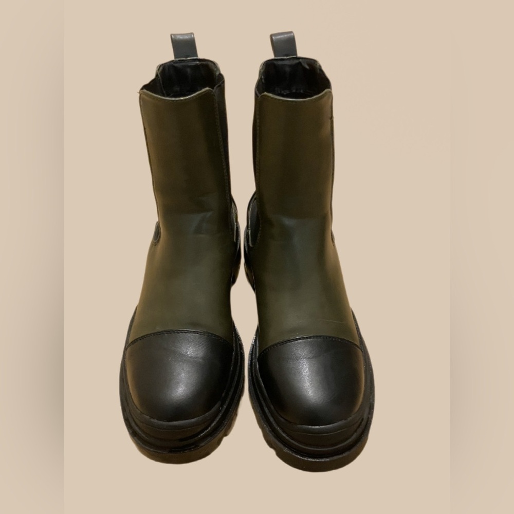 NWOT Chelsea Style Olive & Black Boots
